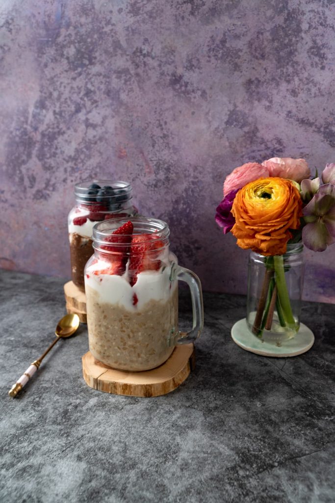 Coffee-overnight-oats-with-berries